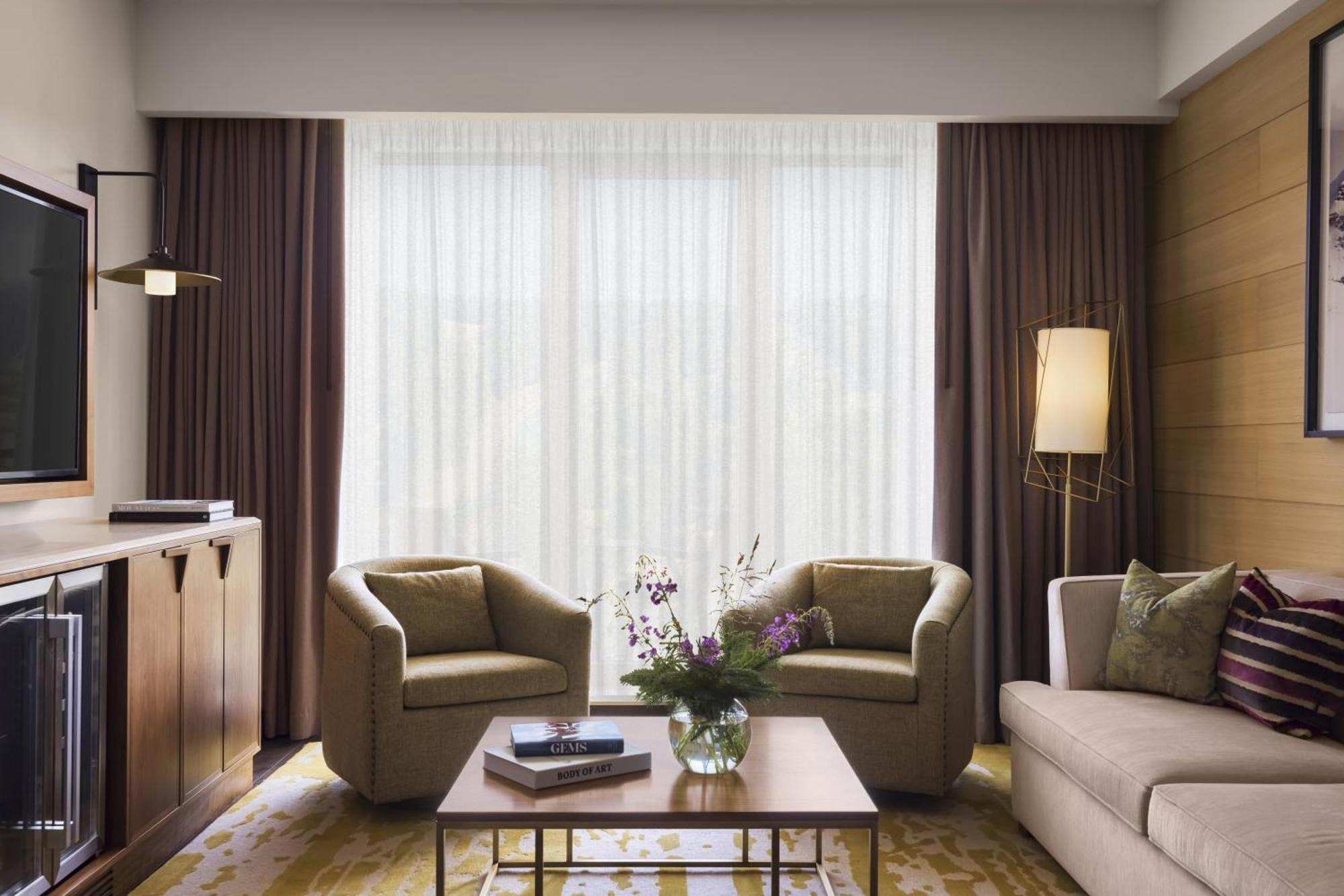Viceroy Kopaonik Serbia Eksteriør billede A living room in a suite at the Mandarin Oriental, Hong Kong