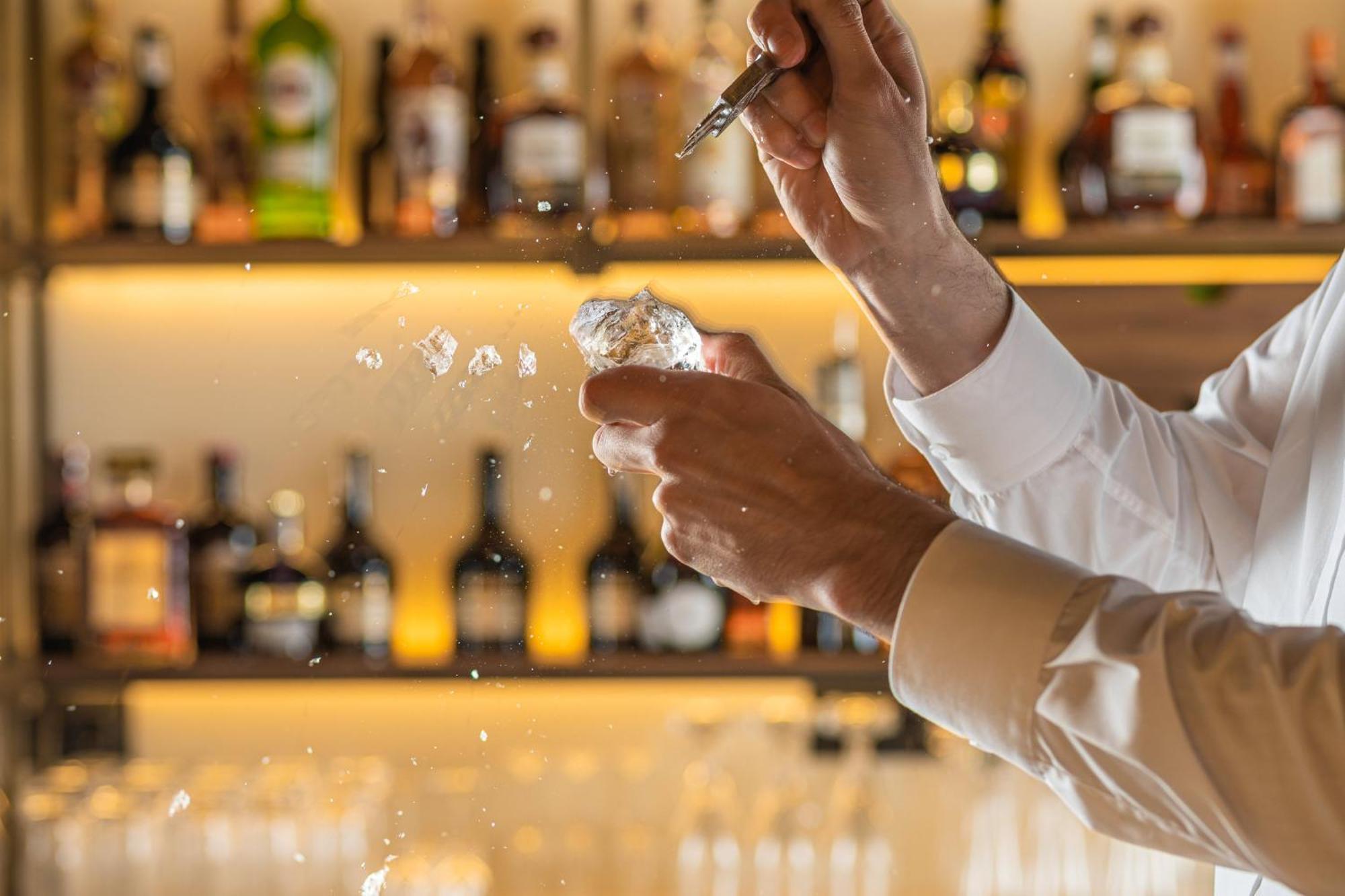 Viceroy Kopaonik Serbia Eksteriør billede A bartender preparing a drink