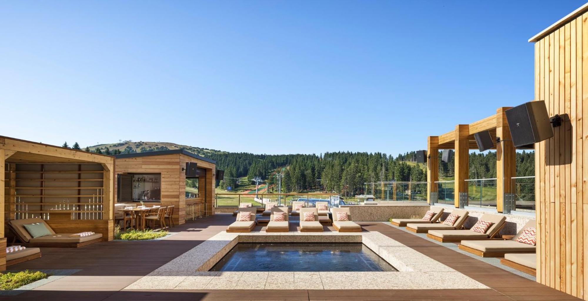 Viceroy Kopaonik Serbia Eksteriør billede The rooftop pool at The Lodge at Blue Sky