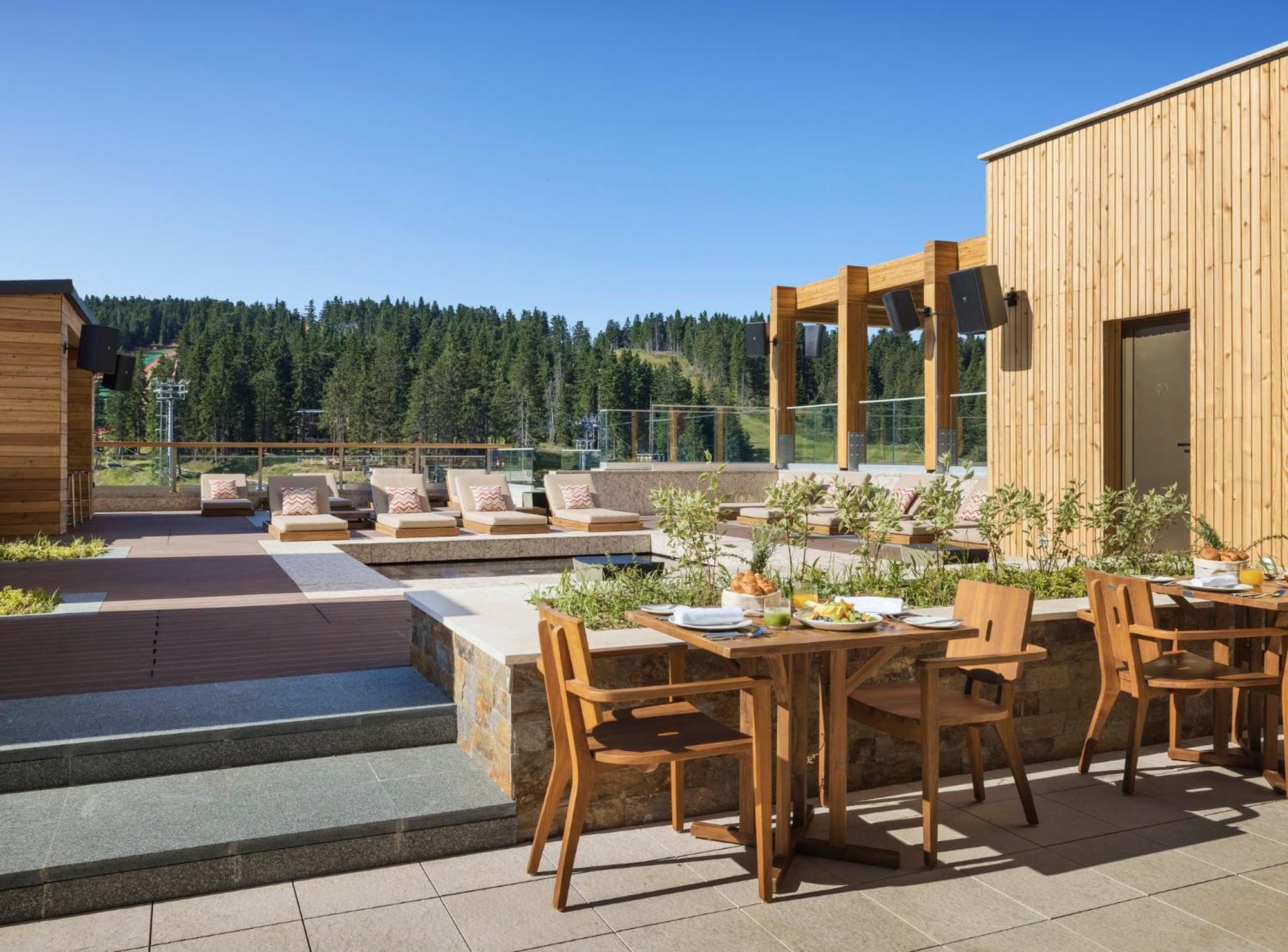 Viceroy Kopaonik Serbia Eksteriør billede The rooftop terrace at the Hotel