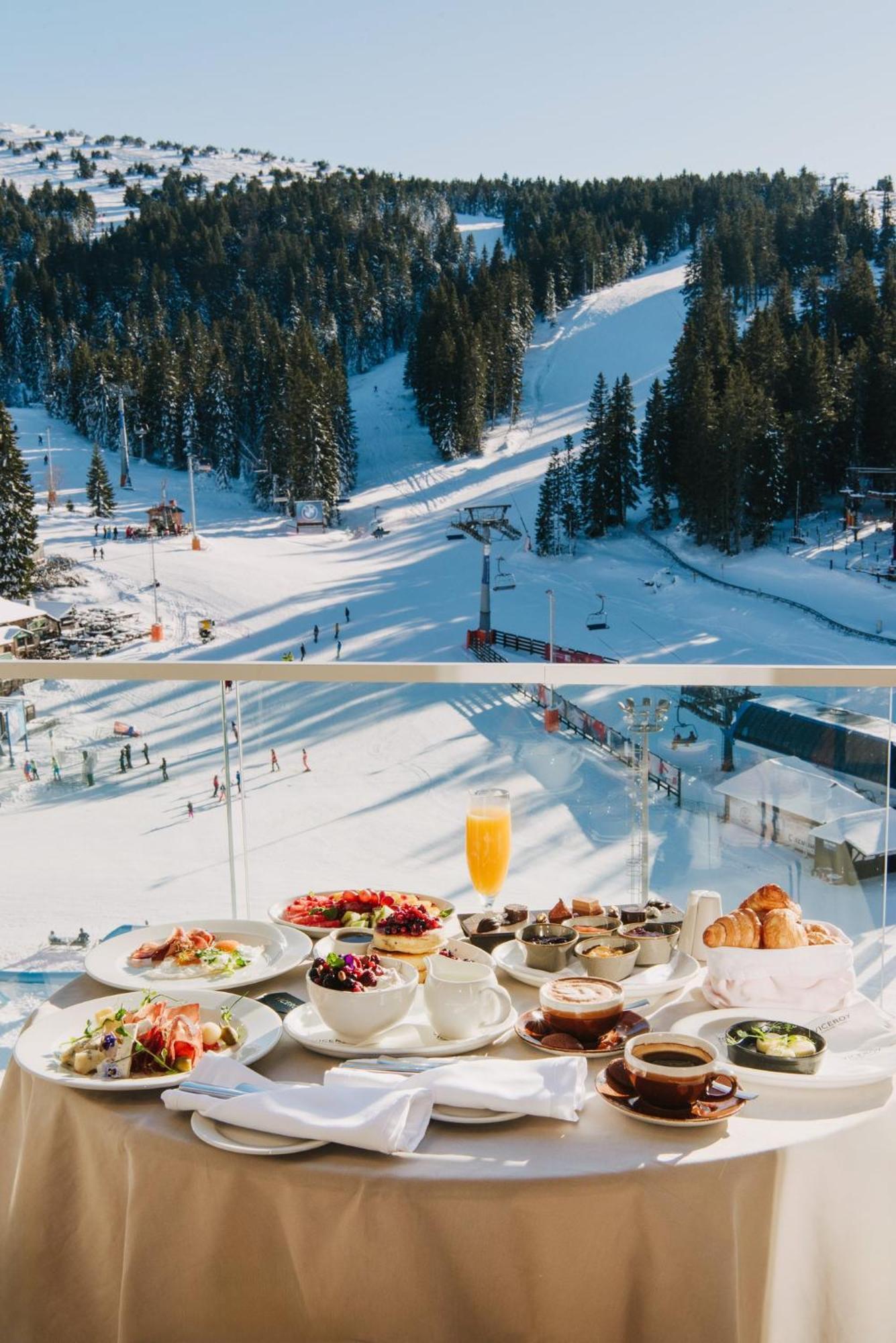Viceroy Kopaonik Serbia Eksteriør billede Breakfast at the Hotel