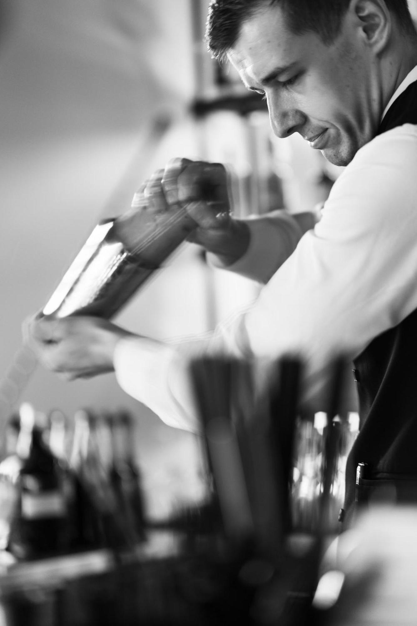 Viceroy Kopaonik Serbia Eksteriør billede A waiter holding a wine bottle