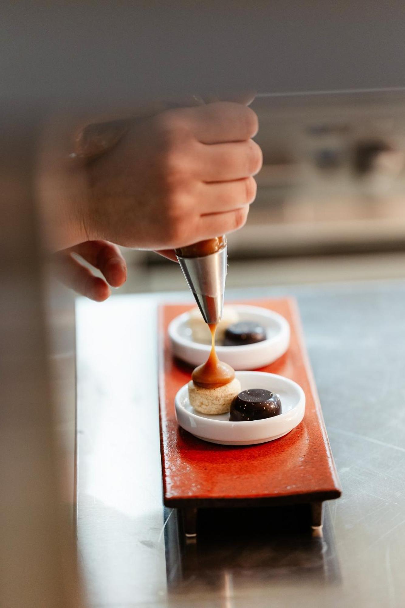 Viceroy Kopaonik Serbia Eksteriør billede A pastry chef icing a dessert