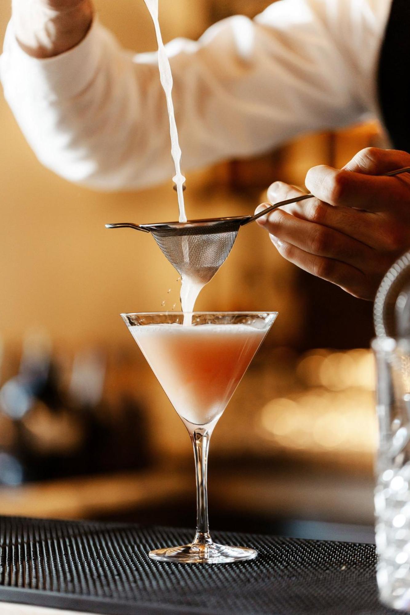 Viceroy Kopaonik Serbia Eksteriør billede A bartender straining a cocktail